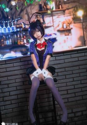 边亲边把手放衣服里发出声音