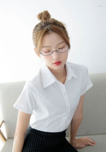 她在丈夫面前